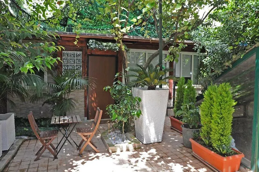 Blackbirds' Garden Apartment Naples